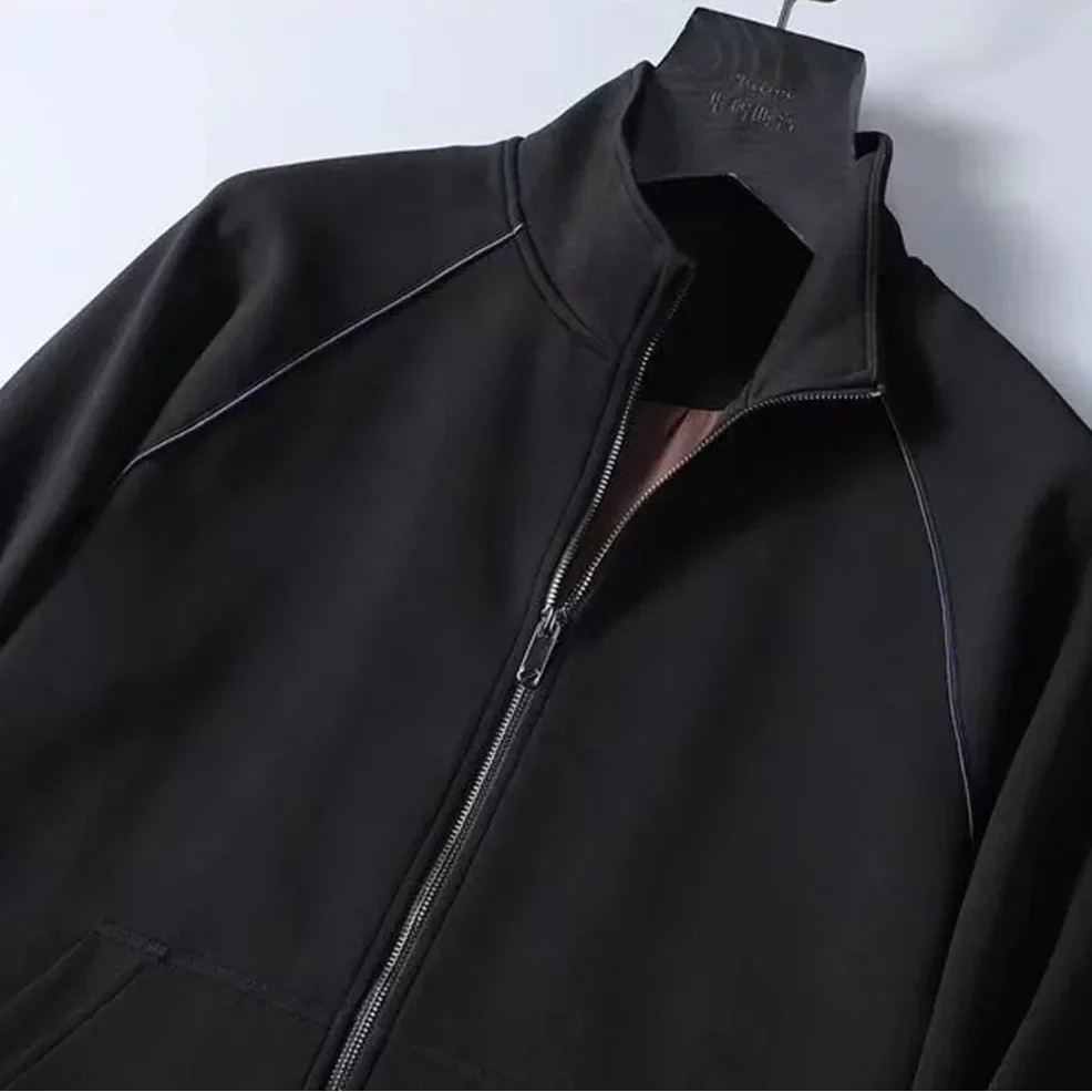 Κομψό, ραμμένο στο χέρι αθλητικό σύνολο